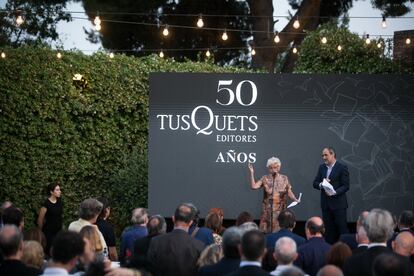 La fundadora i presidenta d'honor de Tusquets Editors, Beatriz de Moura, amb el director editorial Juan Cerezo, durant la gran festa que s'ha celebrat a Barcelona pel 50è aniversari de l'editorial.