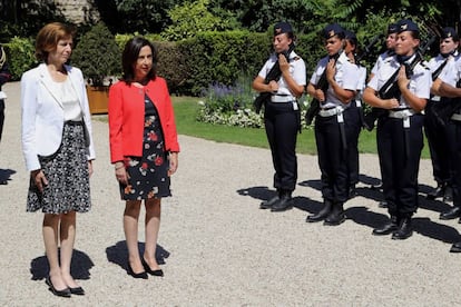 La ministra española de Defensa Margarita Robles y su homóloga francesa, Florence Parly pasan revista en París