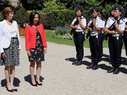 La ministra española de Defensa Margarita Robles y su homóloga francesa, Florence Parly pasan revista en París