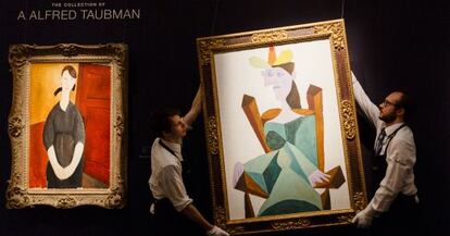 Subasta de dos obras de Modigliani's (izquierda) y Picasso en Sotheby (Londres), en octubre de 2015.