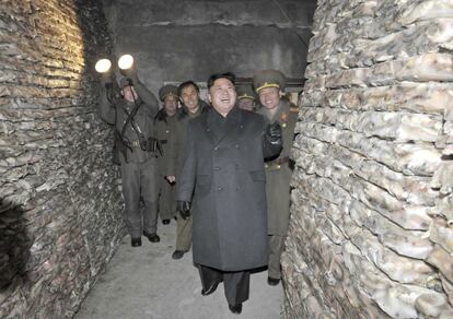 El líder norcoreano Kim Jong-Un hace una visita a una estación de pesca. Kim pasó un fin de semana haciendo apariciones públicas, alrededor del país, que los analistas dijeron que estaban destinados a demostrar su firme control del poder tras la ejecución de choque de su tío.