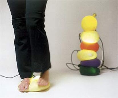 <i>Superpatata,</i> de Héctor Serrano, luminaria de látex natural, sal y bombilla de 11 vatios editada por Droog Design (2000).
Tipografía Pradell, de Andreu Balius.