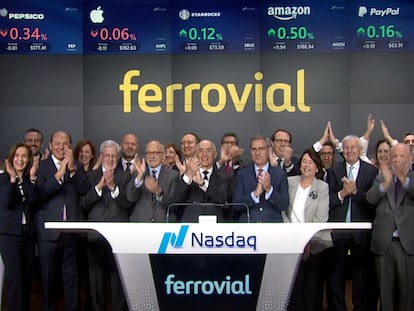 El presidente de Ferrovial, Rafael del Pino, el consejero delegado, Ignacio Madridejos, y otros directivos, en la ceremonia de apertura de la sesión, en una toma de pantalla tomada de la señal del Nasdaq.