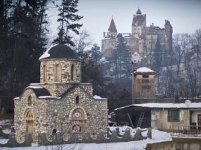 Iglesia templaria de Bran, en Transilvania (Rumanía), con el castillo de Vlad Tepes, inspirador del personaje de Drácula, al fondo.