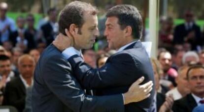 Rosell se abraza con Laporta en su toma de posesión en 2010