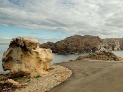 La cala Culip, desde donde se divisa el faro del cabo de Creus. En el vídeo podrán ver la restauración del paraje.