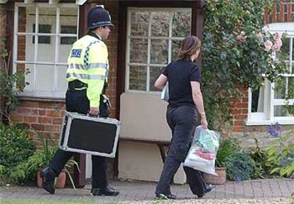 Dos policías británicos, ayer, frente al domicilio del fallecido David Kelly, en Southmoor, Oxfordshire.