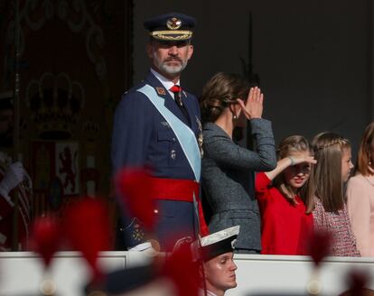 El Rey preside el desfile junto a la Reina y sus hijas que se ocultan del sol.