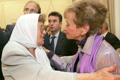 La vicepresidenta De la Vega abraza a una madre de la Plaza de Mayo en la Embajada española.