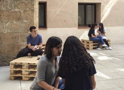 Los llamados susurrantes de poesía recitaron ayer poemas al oído de quien lo pidiera en Segovia, dentro del Hay Festival.
