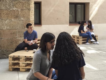 Los llamados susurrantes de poes&iacute;a recitaron ayer poemas al o&iacute;do de quien lo pidiera en Segovia, dentro del Hay Festival.