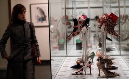 Una visitante en la exposición 'Manolo Blahnik, el arte del zapato', en el Museo de Artes Decorativas de Madrid.
