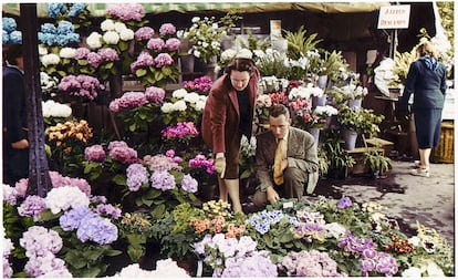 Catherine Dior y su compañero, Hervé des Charbonneries, en 1957, entre ramos en el puesto que ambos regentaron en el mercado de Les Halles.