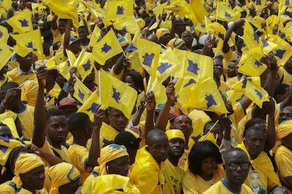 Partidarios del opositor Abel Chivukuvuku, este domingo en Luanda.