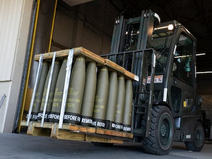 Traslado de munición de 155mm para Ucrania en la base aérea de Dover (Delaware), el 29 de abril de 2022.