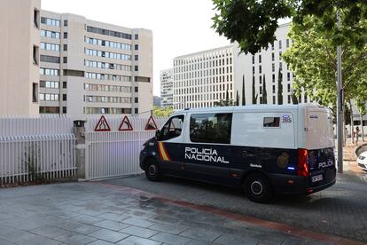 Un furgón de la Policía Nacional llega a los Juzgados de Plaza de Castiila en Madrid, el día en el que el joven de 19 años que presuntamente agredió a un sanitario en el Metro de Madrid, pasa a disposición judicial.