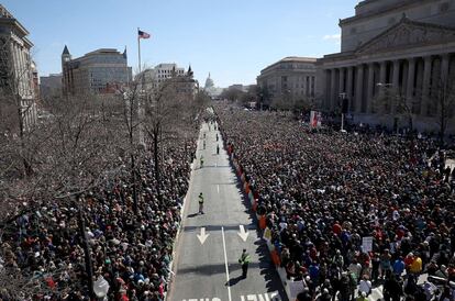 Miles de personas durante la marcha contra el libre acceso a las armas de fuego en Washington.