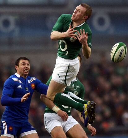 El irlandés Peter O'Mahony pierde la pelota en el aire.