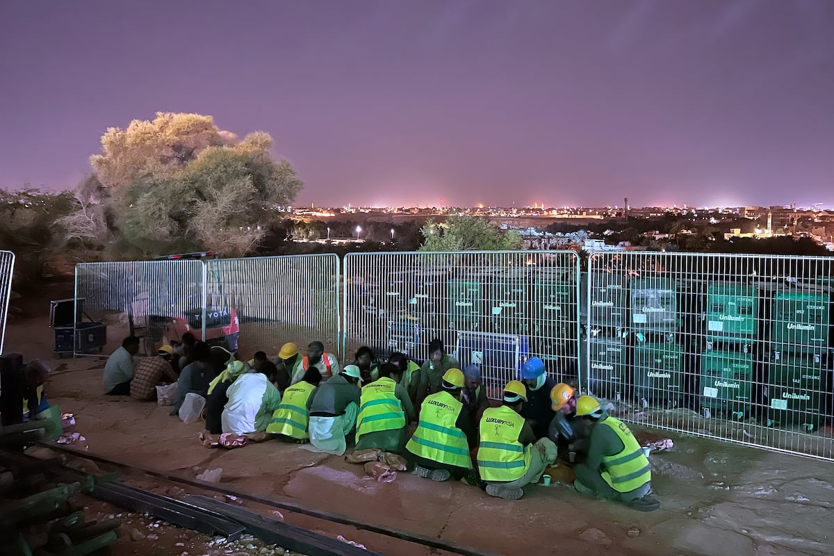 “No pienso en marcharme”: la necesidad de seguir enviando remesas atrapa a los migrantes africanos en el Golfo