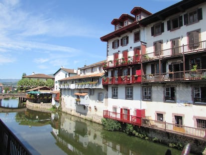 A los pies de los Pirineos, <a href="http://www.saintjeanpieddeport-paysbasque-tourisme.com/" target="_blank">Saint-Jean-Pied-de-Port</a> ha sido durante siglos —y todavía lo es— la última parada francesa del Camino de Santiago antes de entrar en España por la frontera de Roncesvalles. Su ciudadela, construida sobre el antiguo castillo fortaleza de los reyes de Navarra y protegida por murallas, domina la ciudad desde la colina de Mendiguren. Tradicionalmente, los peregrinos entraban por la Porte St-Jacques, en el extremo superior de la Rue de la Citadelle, y salían por la Porte Notre-Dame, junto al puente romano sobre el río Nive. Por Saint-Jean también pasan la gran ruta transpirenaica GR-10, que une el Atlántico y el Mediterráneo en 45 días, y el GR-65, que se solapa con un tramo del Camino de Santiago. A menos de 15 minutos en coche de allí, a orillas del río Nive, se puede visitar el bonito pueblo de Saint-Étienne de Baïgorry, con sus típicas casas vascas y su iglesia de San Esteban, con un retablo barroco y tres pisos de galerías de madera.