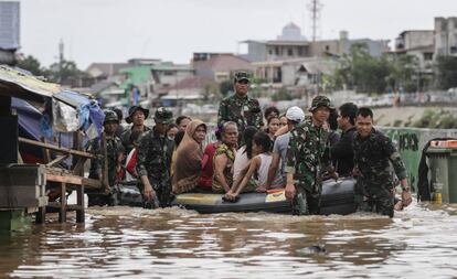 Personal militar evacua una zona inundada en Yakarta, Indonesia, este jueves.