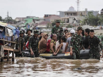 Personal militar evacua una zona inundada en Yakarta, Indonesia, este jueves.