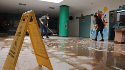 Personal de limpieza trabaja en el Hospital de Niñez Oaxaqueña el 19 de junio 2024.