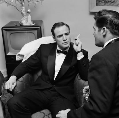 Marlon Brando, trajeado, en 1955.