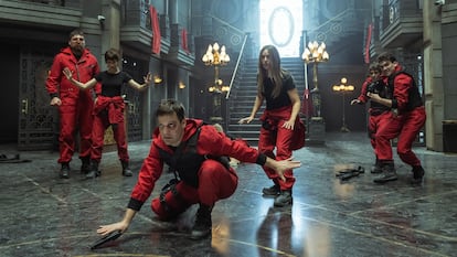 Hovik Keuchkerian, Úrsula Corberó, Rodrigo de la Serna, Itziar Ortuño, Miguel Herrán y Jaime Lorente en el segundo capítulo de 'La casa de papel'.