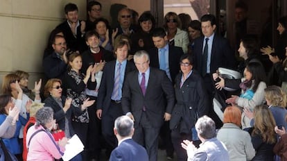 Los trabajadores de la Audiencia Nacional despiden a Garzón, en 2010.