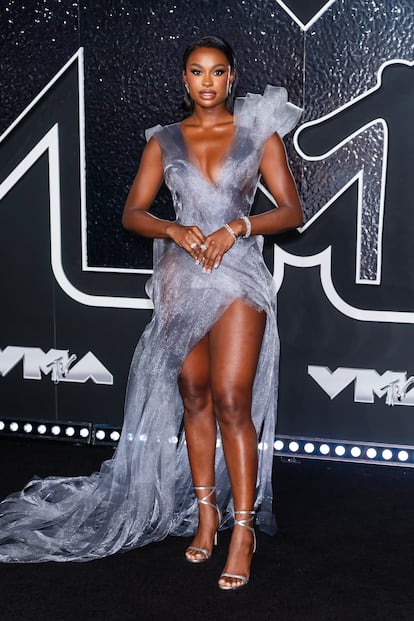 Coco Jones, actriz estadounidense, con vestido de Lever Couture y zapatos de Stuart Weitzman.