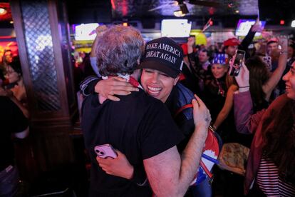 Seguidores de Donald Trump celebran los resultados de las elecciones en el Club de Jóvenes Republicanos, en Nueva York.