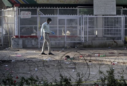 Un forense trabaja en el lugar del atentado.