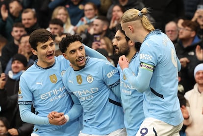 Khusanov, Gündogan y Haaland felicitan a Marmoush por uno de sus tres goles al Newcastle, este sábado en el Etihad.