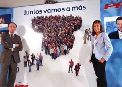 Ana Mato (dcha) y el director de la campaña del PP, Gabriel Elorriaga, presentan el cartel.
