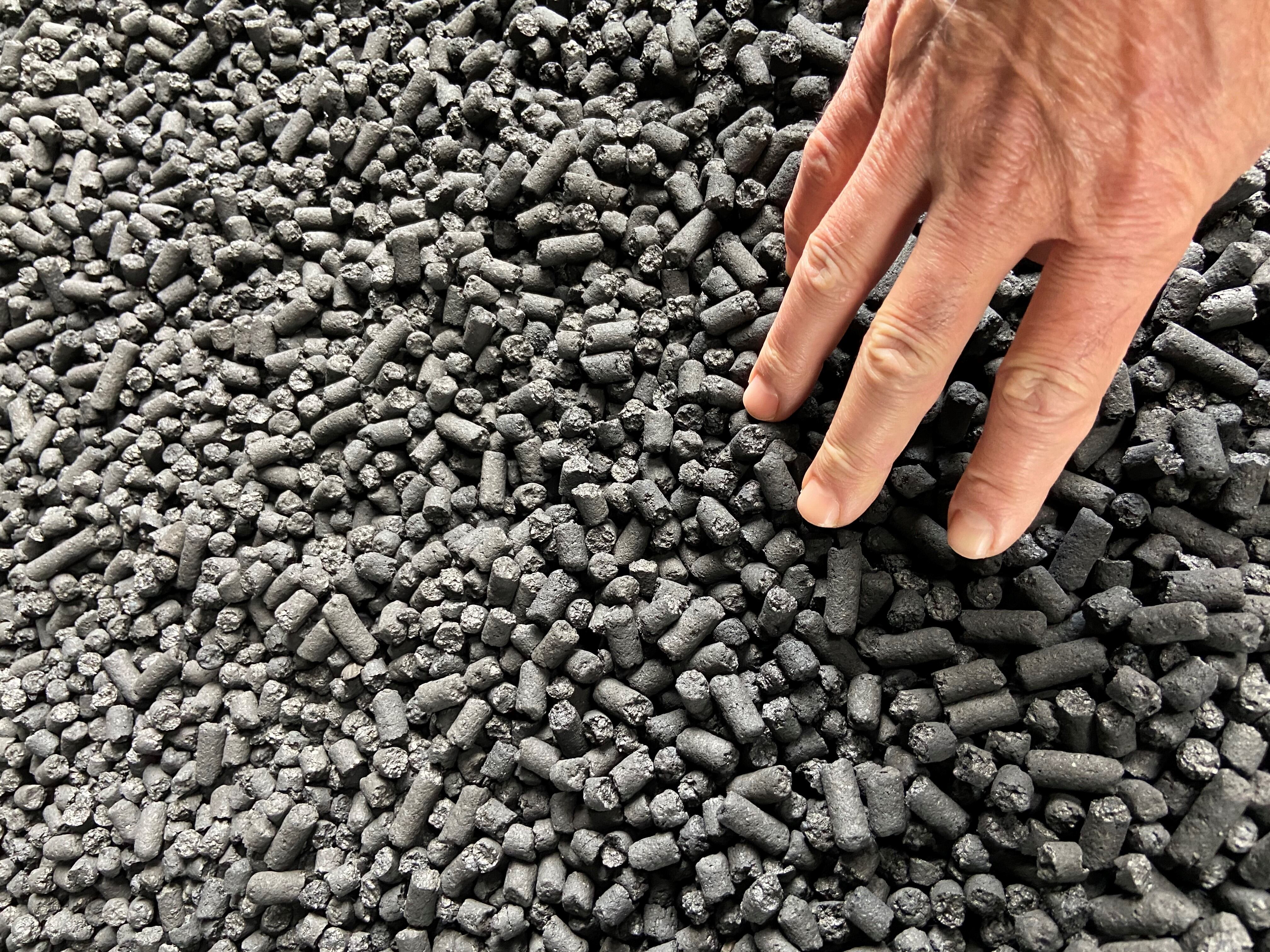 Huesos de aceituna en el asfalto para mitigar las emisiones de CO₂