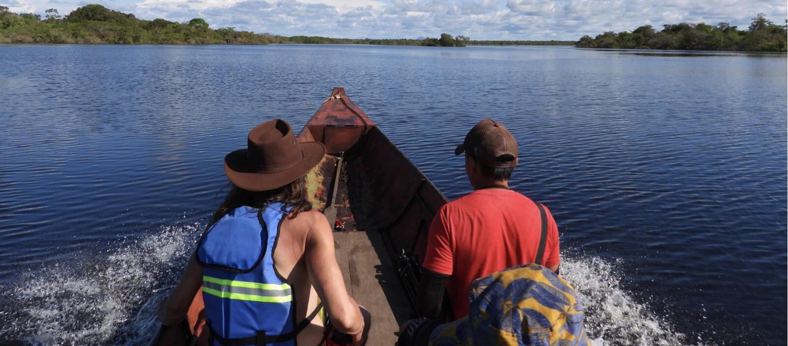Carlos Magdalena, del Kew y Nilo Rodriguez, indígena cubea coautor de la investigación, por el río Inhirida en la expedición científica de la Victoria colombiana. 