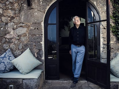 El escritor John Le Carré, en un hotel en Deia, Mallorca.