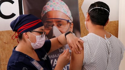 vacuna china CanSino en voluntario mexicano