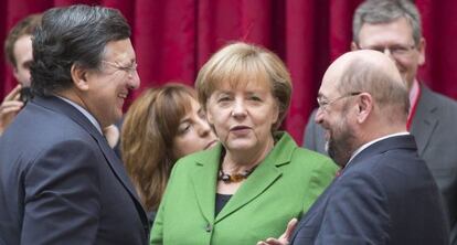 Merkel, con el presidente de la Comisión Europea y el del Parlamento Europeo.