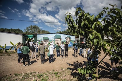 En Pondores abundan los murales de los líderes históricos de la guerrilla, como este con Jacobo Arenas, Manuel Marulanda y Alfonso Cano. El modesto espacio en que habitan casi 260 personas cuenta con biblioteca, guardería y una Casa de la Memoria, una suerte de museo que cuenta la historia de la guerrilla en la región del Caribe desde su perspectiva. 