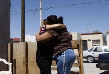Dos mujeres se abrazan en el funeral de una joven de 17 años, una de las cuatro mujeres asesinadas en Ciudad Juárez en los últimos días.
