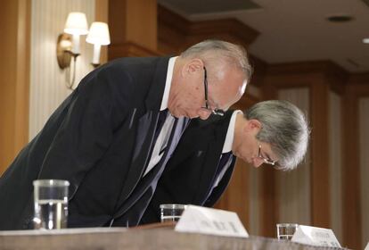 El director de la universidad de medicina de Tokio, Tetsuo Yukioka (izq), se disculpa durante una rueda de prensa el pasado 7 de agosto de 2018.