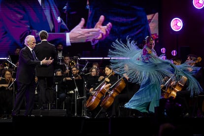 El tenor Josep Carreras y la bailaora Sara Baras, durante su actuación este domingo en el paseo de Gràcia de Barcelona.