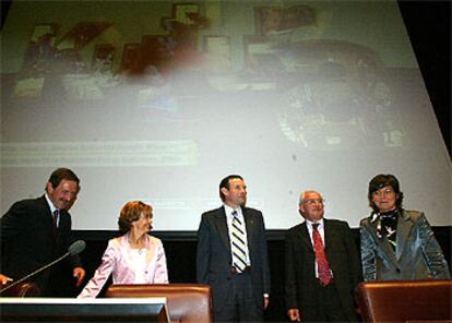 Gurutz Larrañaga, Miren Azkarate, Ibarretxe, Anjel Lertxundi y Aurkene Alzua, en la presentación del plan en el Palacio Euskalduna.