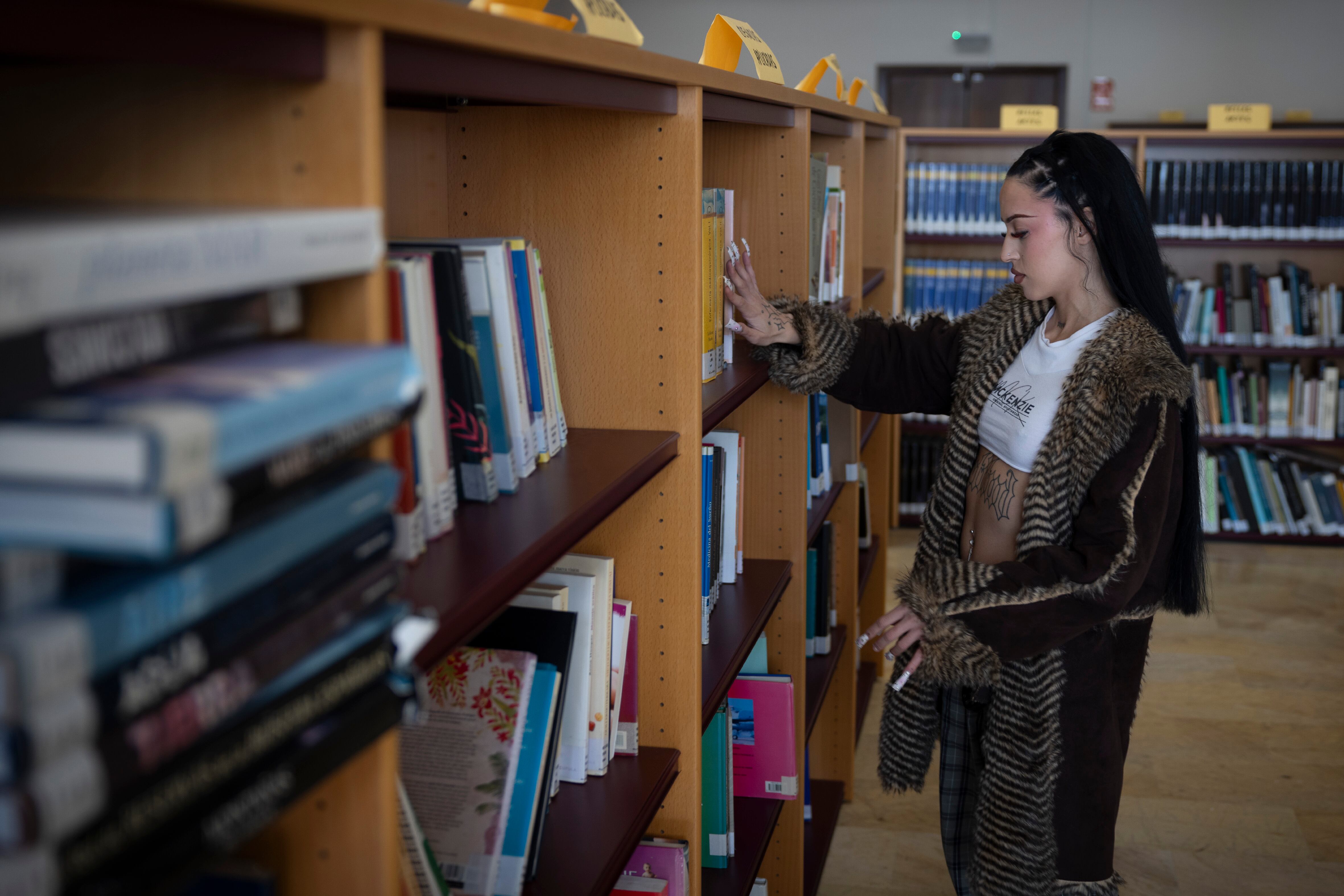 Alba Moreno, divulgadora de ciencia y física en redes sociales, en la biblioteca municipal de la localidad de Alcalá de Guadaira, Sevilla.