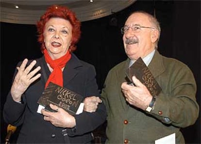 Los actores María Asquerino y Alfredo Landa, tras recibir el galardón.