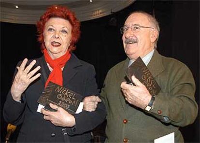 Los actores María Asquerino y Alfredo Landa, tras recibir el galardón.