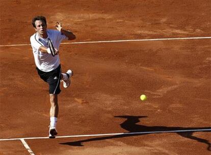 Philipp Kohlschreiber golpea una bola durante el partido ante Robredo.