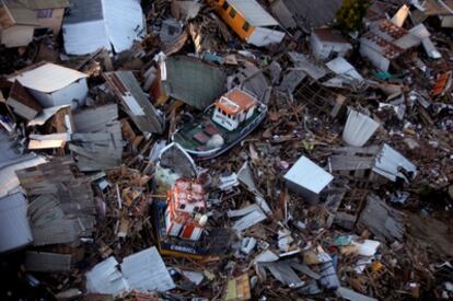 Barcos y casas se amontonan en Dichato (Chile) tras el terremoto.